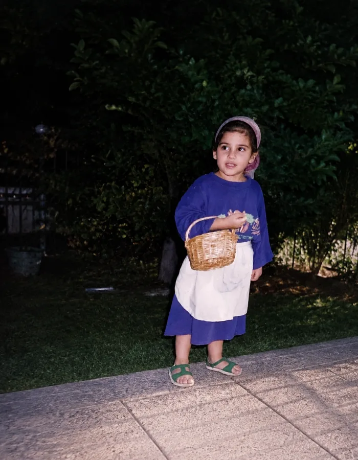 Amanai de niña, en el jardín