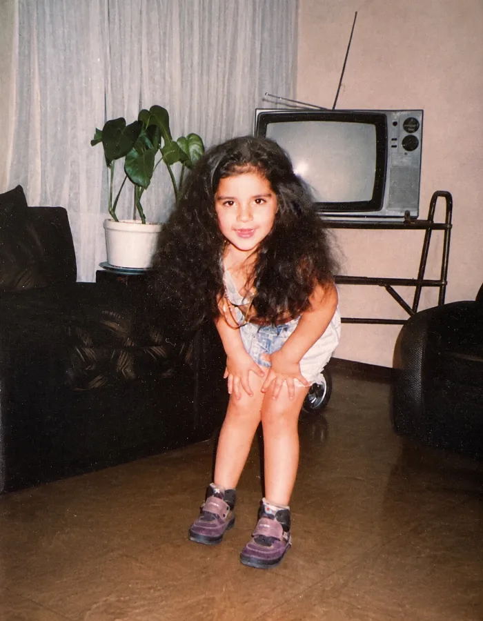 Amanai de niña, en el living de su casa