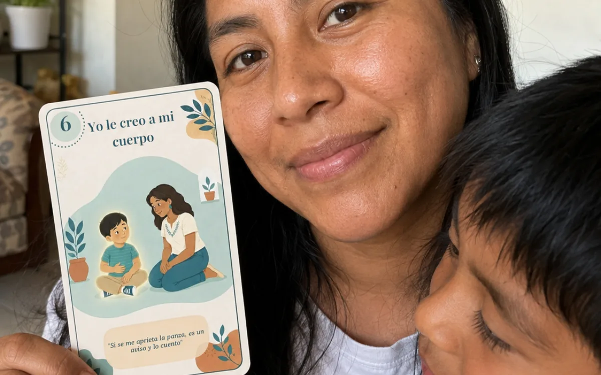 Una mamá y su hija con la tarjeta «Yo le creo a mi cuerpo»