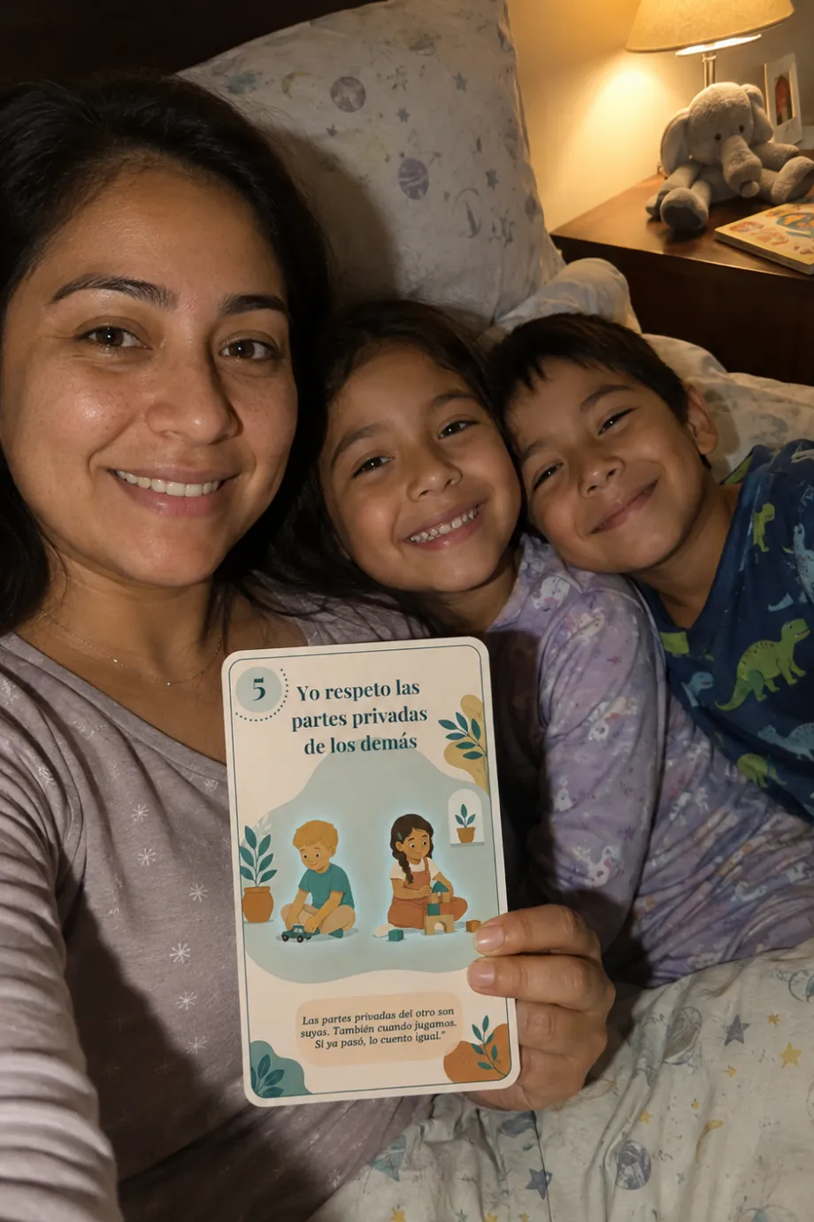 Una familia leyendo «Yo respeto las partes privadas de los demás»