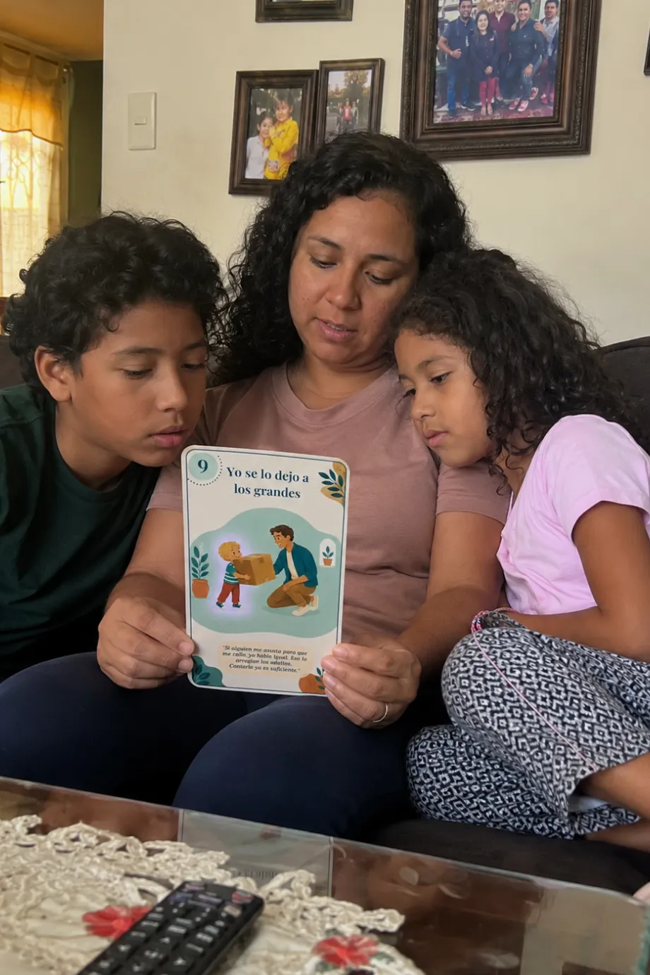 Un papá y su hijo con la tarjeta «Yo se lo dejo a los grandes»
